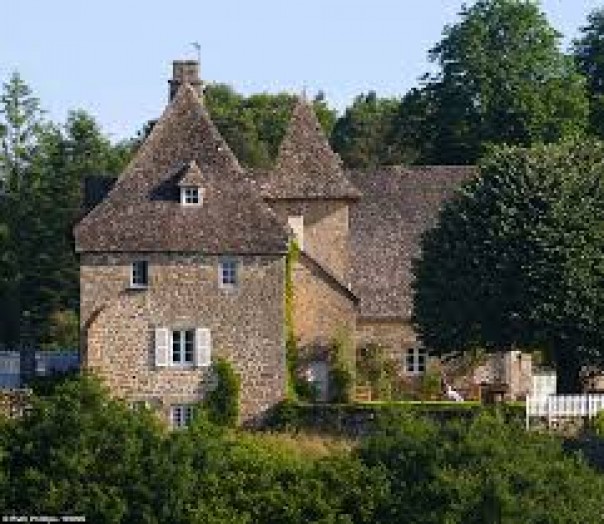 An old beautiful chateau in French is sold with very cheap price, are you interested ?
