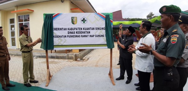 (Kuantan Singingi Regent Mursini, MSi inaugurates the Inpatient Building in Gunung Toar District (photo / Zar))