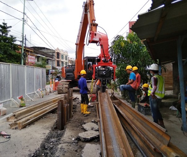 IPAL project workers are planting steel to punch holes in asphalt on Jalan Ahmad Dahlan Pekanbaru.