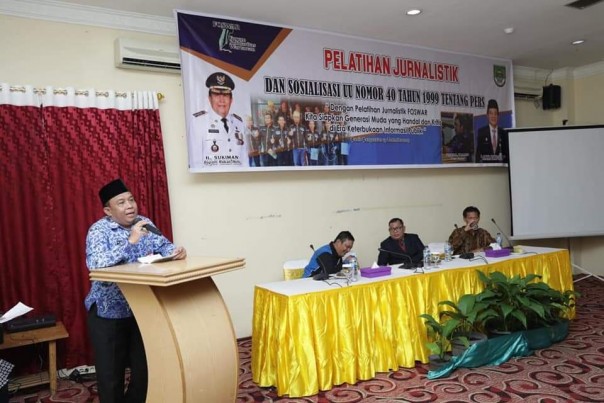 (Journalist Solidarity Forum (Foswar) in Rokan Hulu Regency (Rohul) conducted journalistic training for youth leaders in 16 sub-districts and socialized Law No. 40 of 1999 concerning the press at Sapadia Hotel, Pematang Berangan Village, Rambah District, Rokan Hulu District (photo / ibl))