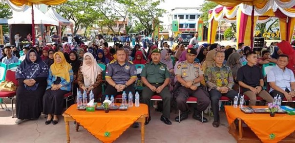 (Regent of Indragiri Hulu, H. Yopi Arianto SE officially opened the Riau Music Festival which was sponsored by the Student Executive Board (BEM) of the Indragiri School of Economics (STIE-I) Rengat (photo / Rou))