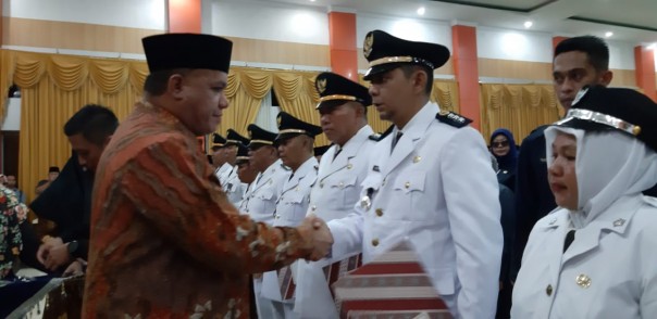 (Regent of Indragiri Hulu H Yopi Arianto installed hundreds of echelon II, III and IV officials in the Inhu District Government (photo / Rou))
