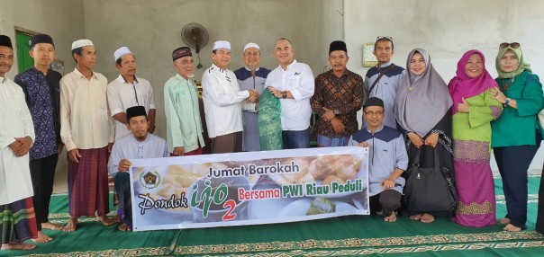 (PWI Riau Cares And Friends Of Pondok Ijo Gives 16 Prayer Rug Rugs To Al Furqon Aur Sati Mosque)