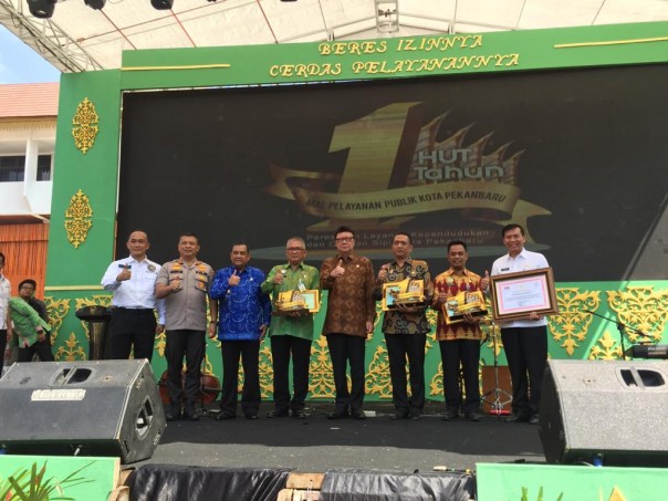Menpan-RB Tjahjo Kumolo Attends MPP Anniversary and Amazed at Pekanbaru Civil Registration Service
