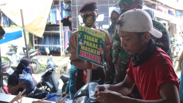 Raids masks at Tembilahan Teak Wood Market
