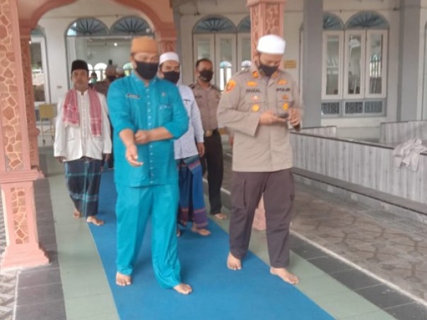 Attended by Head of Police and Head of KUA Tualang, Hundreds of Friday Prayers at the Nurul Islam Perawang Mosque with Covid-19 Health Protocol