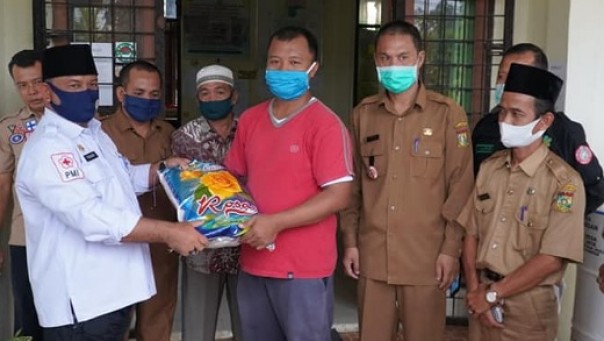 Kampar Regency Government Provides Assistance to Residents whose Houses were Destroyed by Air Force Fighter Aircraft