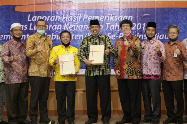 Siak Regent Drs. H Alfedri Msi Received Certificate