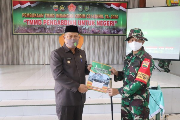 Deputy Regent Indragiri Hilir, Syamsuddin Uti and Commander of the District Military Command 0314 Indragiri Hilir, Lieutenant Colonel Inf Imir Faisal during the opening of the Manunggal Army Building the Village (TMMD)