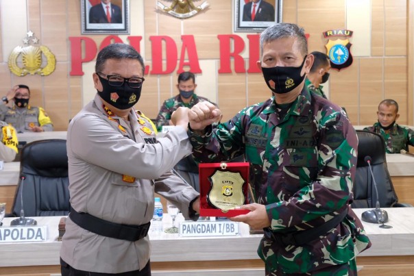 Commander of the Bukit Barisan Regional Military Command I Major General of the Indonesian National Army Irwansyah M.A., M.cs visited Riau Regional Police Headquarters
