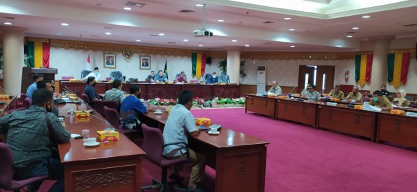 The hearing of the Riau Regional House of Representatives and PT SS