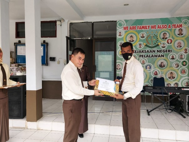 Section Chief Intel Kejari Pelalawan Receives Achievement Staff Award