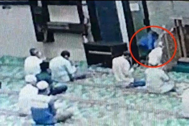 A man in Pekanbaru stabbed an imam at a mosque
