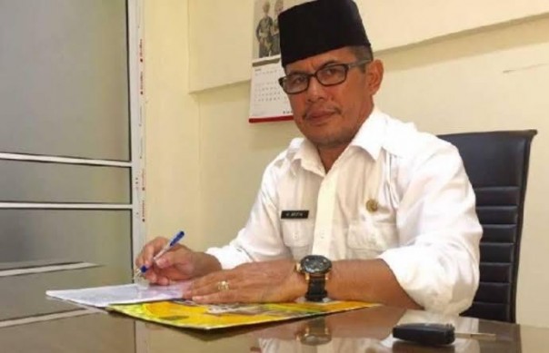 Regent of Indragiri Hilir during the Video Conference with the Governor of Riau