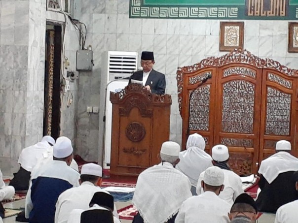 Indragiri Hilir Regent, HM Wardan when delivering a sermon at the Eid al-Adha prayer