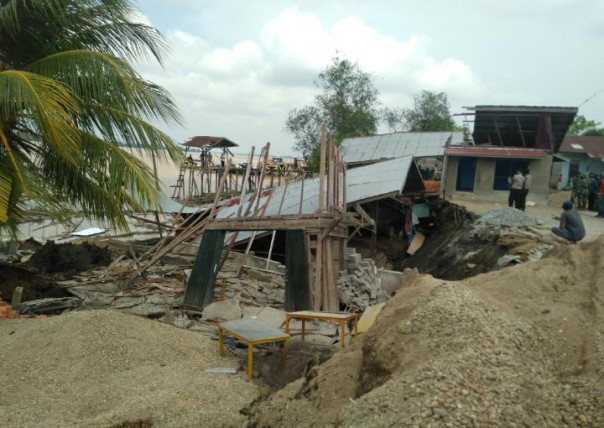 Buildings that have collapsed into the sea