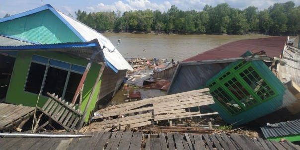 Residents' houses damaged by landslides
