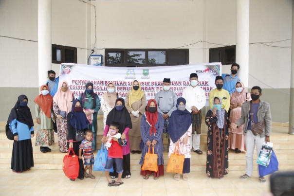 Women Empowerment Service Child Protection Population and Family Disaster Control Distributes 95 Aid Packages for Women and Children Affected by Covid-19 in Siak