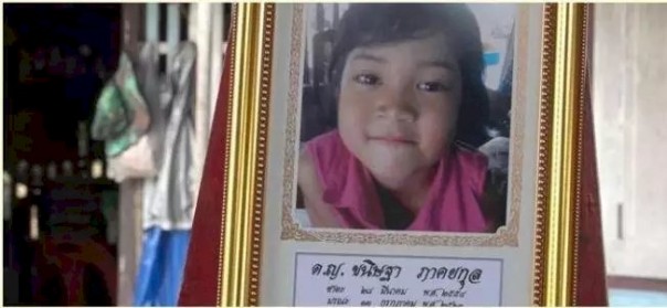 Because of not Listening to the Grandmother, This Boy Dies After Pretending to be a Ghost by Wrapping Her Neck Around the Curtain